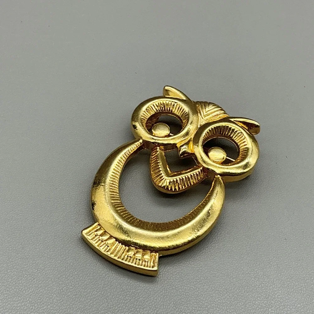 Owl Brooch Pin Women Gold Tone Textured Metal Animal Bird Fashion Jewelry 1.75